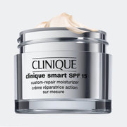 Clinique Crema Humectante Piel Mixta grasa y Grasa Smart™ Antiedad SPF 15 50 ml - Farmacias Arrocha