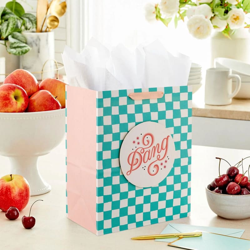 Hallmark Bolsa De Regalo Cuadros Verdes “Dang” 13" - Farmacias Arrocha