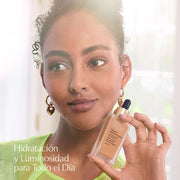 Estée Lauder Base de maquillaje con suero Futurist Skin Tint con infusión de aceite botánico SPF 20 - Farmacias Arrocha