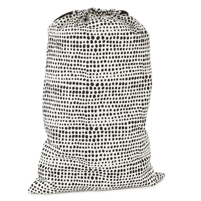 Hallmark Bolsa De Regalo De Tela Corazón Y Puntos Negros Con Etiqueta 28" - Farmacias Arrocha